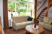 De woonkamer is van alle gemakken voorzien